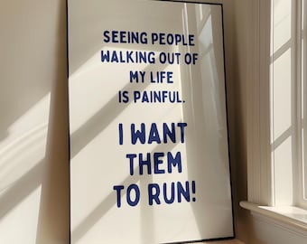 Puede incluir: Una impresión enmarcada blanca con texto azul que dice "SEEING PEOPLE WALKING OUT OF MY LIFE IS PAINFUL. I WANT THEM TO RUN!"