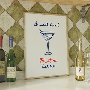 I Work Hard Martini Harder、マティーニプリント、手描きカクテルレトロポスター、バーカートプリント、トレンディなカクテルウォールアートデジタルダウンロード