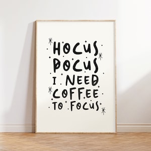Może przedstawiać: Czarno-biały wydruk do druku na ścianę z tekstem "Hocus Pocus I need coffee to focus" w fantazyjnym kroju pisma.