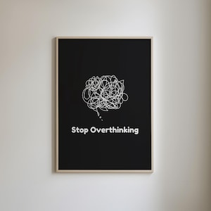 Pu&ograve; includere: Un poster in bianco e nero con un contorno bianco di un fumetto pieno di scarabocchi. Il testo "Stop Overthinking" &egrave; sotto il fumetto.