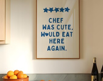 Decoración estética de cocina, cita de chef, arte imprimible de cocina azul marino, impresiones de cocina acogedoras, el chef era encantador y volvería a comer aquí (arte digital)