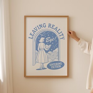 Puede incluir: Una ilustraci&oacute;n azul y blanca de una mujer caminando a trav&eacute;s de una puerta con el texto "Leaving Reality" y "Entering Fiction" sobre un fondo blanco.