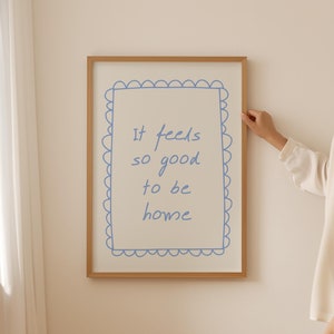 Stampa It Feels So Good to Be Home, Arte murale sopra il letto, Stampa con citazione di affermazione, Arte murale per soggiorno, Stampa estetica blu, DOWNLOAD DIGITALE