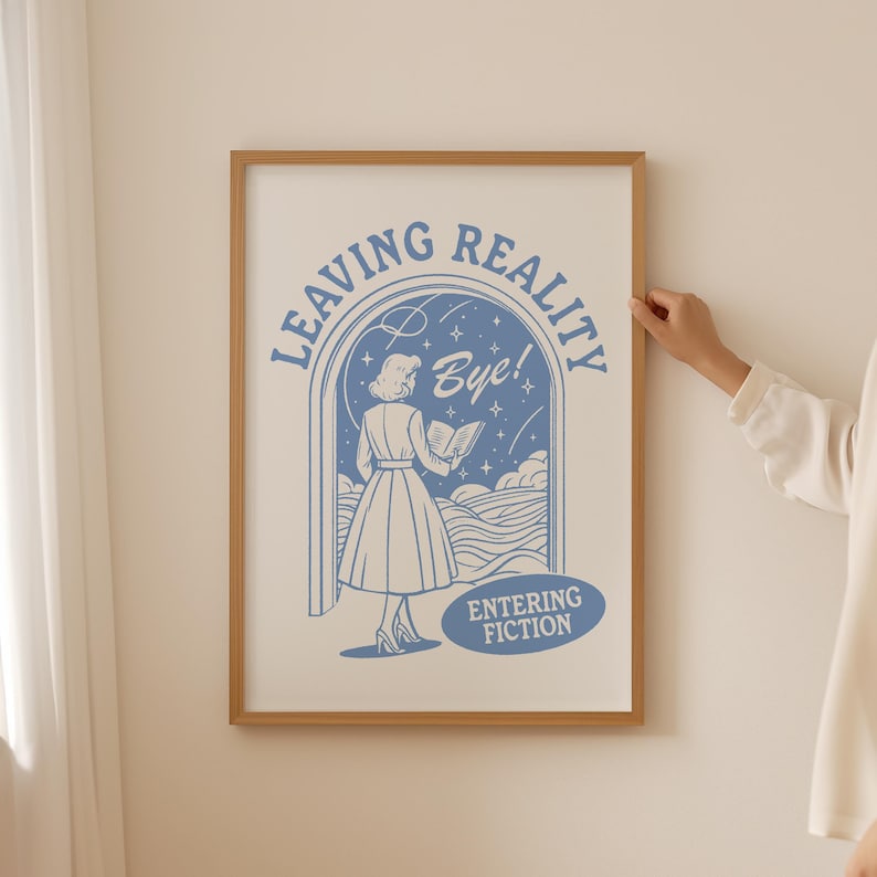 Puede incluir: Una ilustraci&oacute;n azul y blanca de una mujer caminando a trav&eacute;s de una puerta con el texto "Leaving Reality" y "Entering Fiction" sobre un fondo blanco.