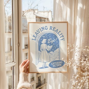 Puede incluir: Un p&oacute;ster ilustrado azul y blanco con una mujer leyendo un libro en una puerta. El texto en el p&oacute;ster dice "Leaving Reality Bye! Entering Fiction".