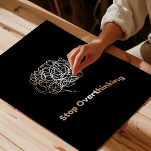 Pu&ograve; includere: Un poster nero con un disegno di scarabocchi bianchi e il testo "Stop Overthinking" in lettere bianche.