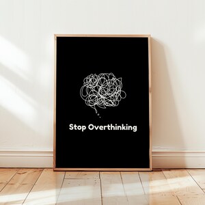 Pu&ograve; includere: Arte da parete stampabile in bianco e nero con un disegno a linee aggrovigliate di una bolla di pensiero e il testo "Stop Overthinking".