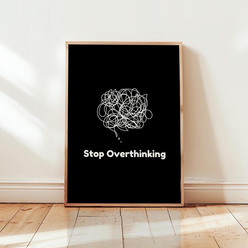 Pu&ograve; includere: Arte da parete stampabile in bianco e nero con un disegno a linee aggrovigliate di una bolla di pensiero e il testo "Stop Overthinking".