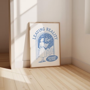 Puede incluir: Una ilustraci&oacute;n azul y blanca de una mujer caminando a trav&eacute;s de una puerta con el texto "Leaving Reality" y "Entering Fiction" sobre un fondo blanco.