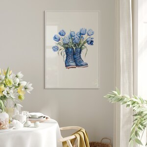 K&ouml;nnte beinhalten: Ein Aquarellbild von blauen Tulpen in einem Paar blauer Stiefel. Die Stiefel sind mit Schn&uuml;rsenkeln gebunden und haben einen wei&szlig;en Hintergrund.