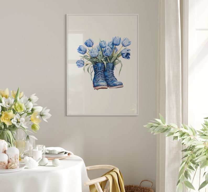 K&ouml;nnte beinhalten: Ein Aquarellbild von blauen Tulpen in einem Paar blauer Stiefel. Die Stiefel sind mit Schn&uuml;rsenkeln gebunden und haben einen wei&szlig;en Hintergrund.