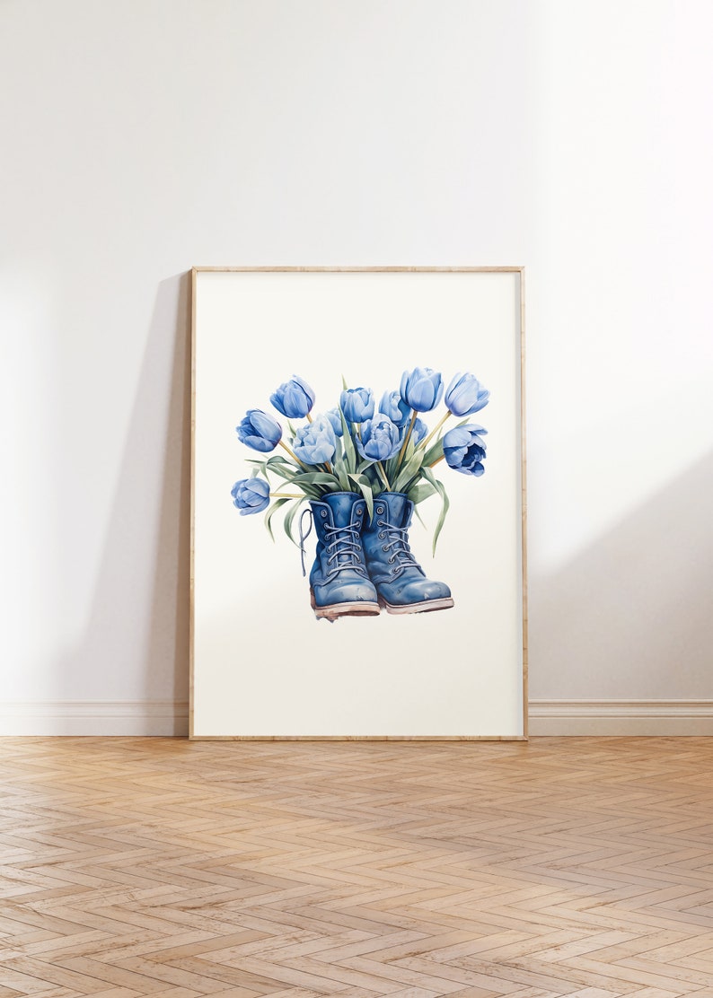 K&ouml;nnte beinhalten: Ein Aquarellbild von einem Paar blauer Arbeitsschuhe mit einem Strau&szlig; blauer Tulpen, die aus den Oberteilen wachsen.