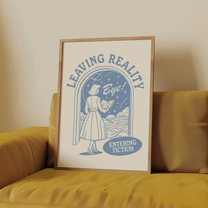 Puede incluir: Una ilustraci&oacute;n azul y blanca de una mujer caminando a trav&eacute;s de una puerta con el texto "Leaving Reality" y "Entering Fiction" sobre un fondo blanco.