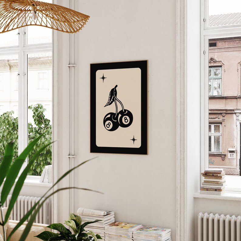 Op de afbeelding: Een zwart-witte illustratie van twee kersen met het nummer 8 op elk. De kersen bevinden zich op een cr&egrave;mekleurige achtergrond met een zwart frame.