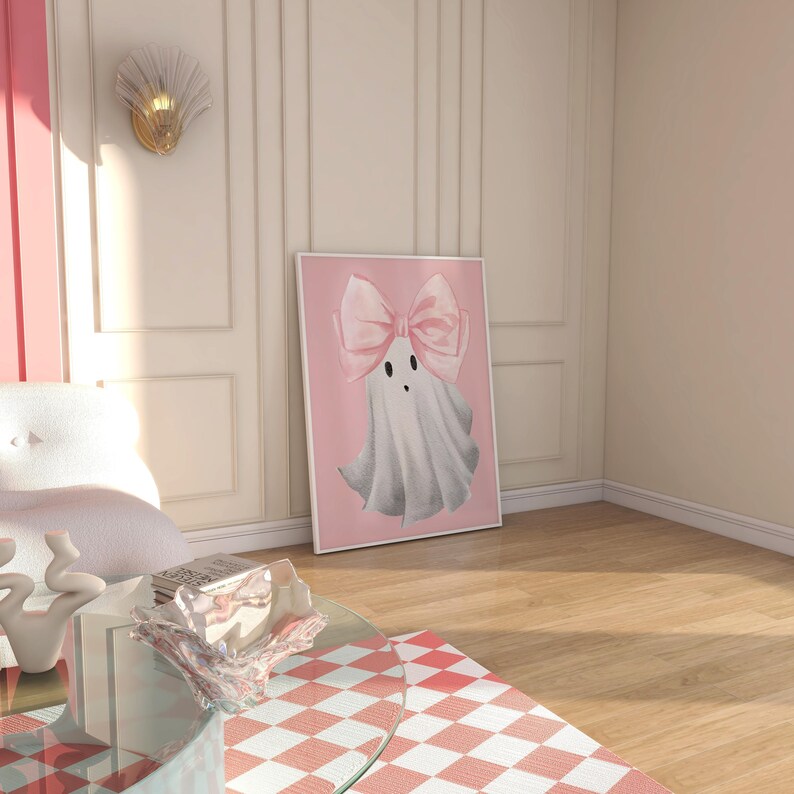 Pu&ograve; includere: Un fantasma rosa e bianco con un grande fiocco rosa sulla testa. Il fantasma &egrave; su uno sfondo rosa.