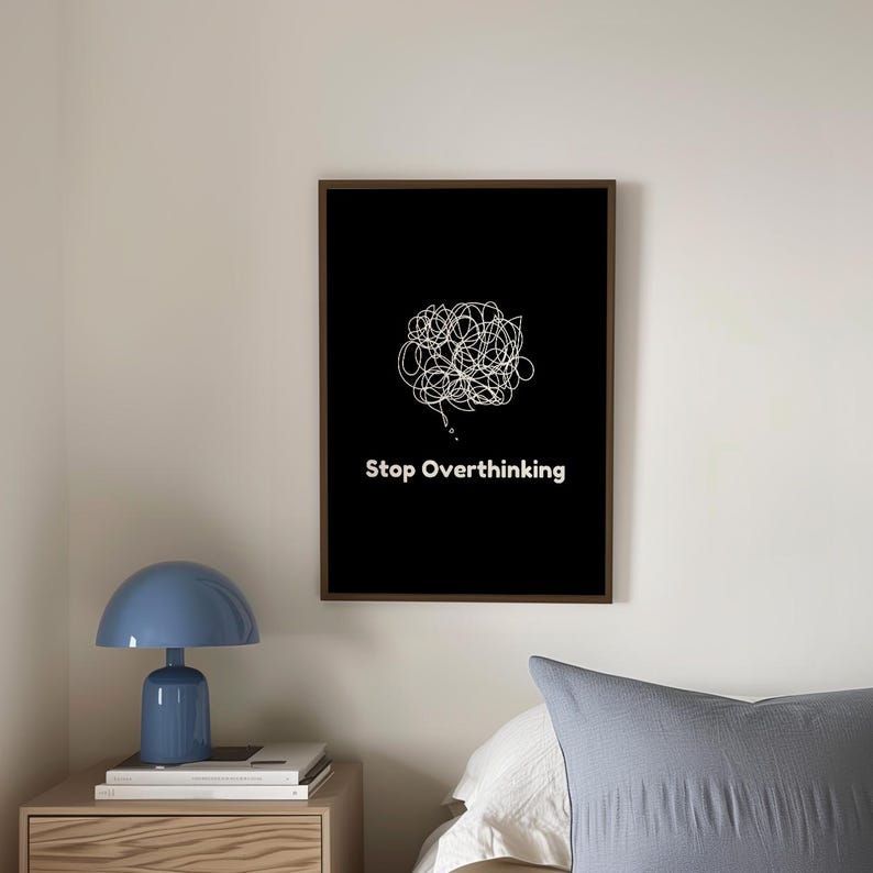Pu&ograve; includere: Un poster in bianco e nero con un disegno bianco di un pensiero a forma di bolla contorto e il testo "Stop Overthinking" in bianco.