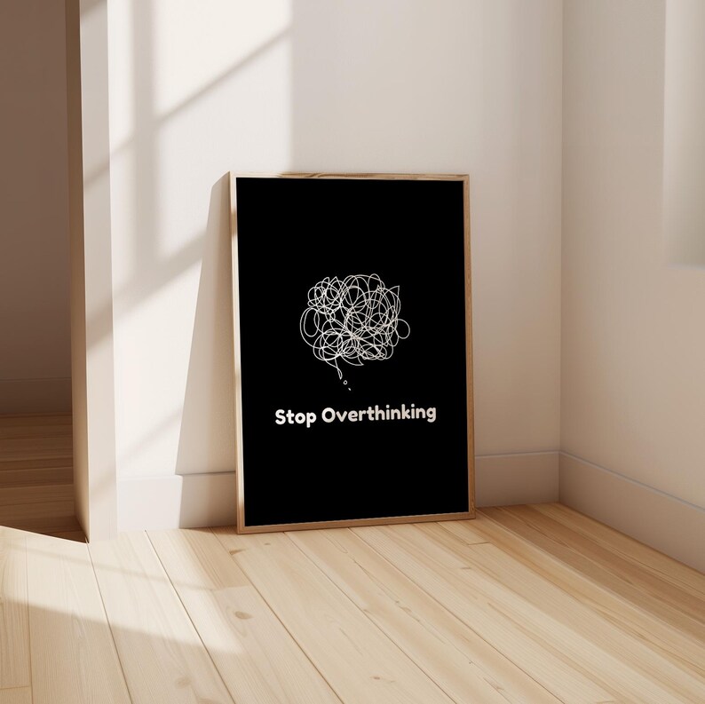 Pu&ograve; includere: Poster stampabile in bianco e nero con un disegno a linea bianca di un fumetto con un groviglio di linee all'interno. Il testo "Stop Overthinking" &egrave; sotto il fumetto.