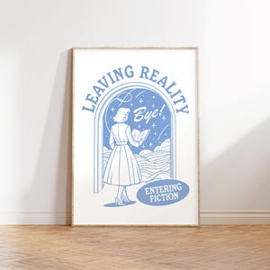 Puede incluir: Una ilustraci&oacute;n azul y blanca de una mujer caminando a trav&eacute;s de un arco con las inscripciones "Leaving Reality" y "Entering Fiction". La mujer sostiene un libro y mira hacia atr&aacute;s las palabras "Bye!" sobre ella.