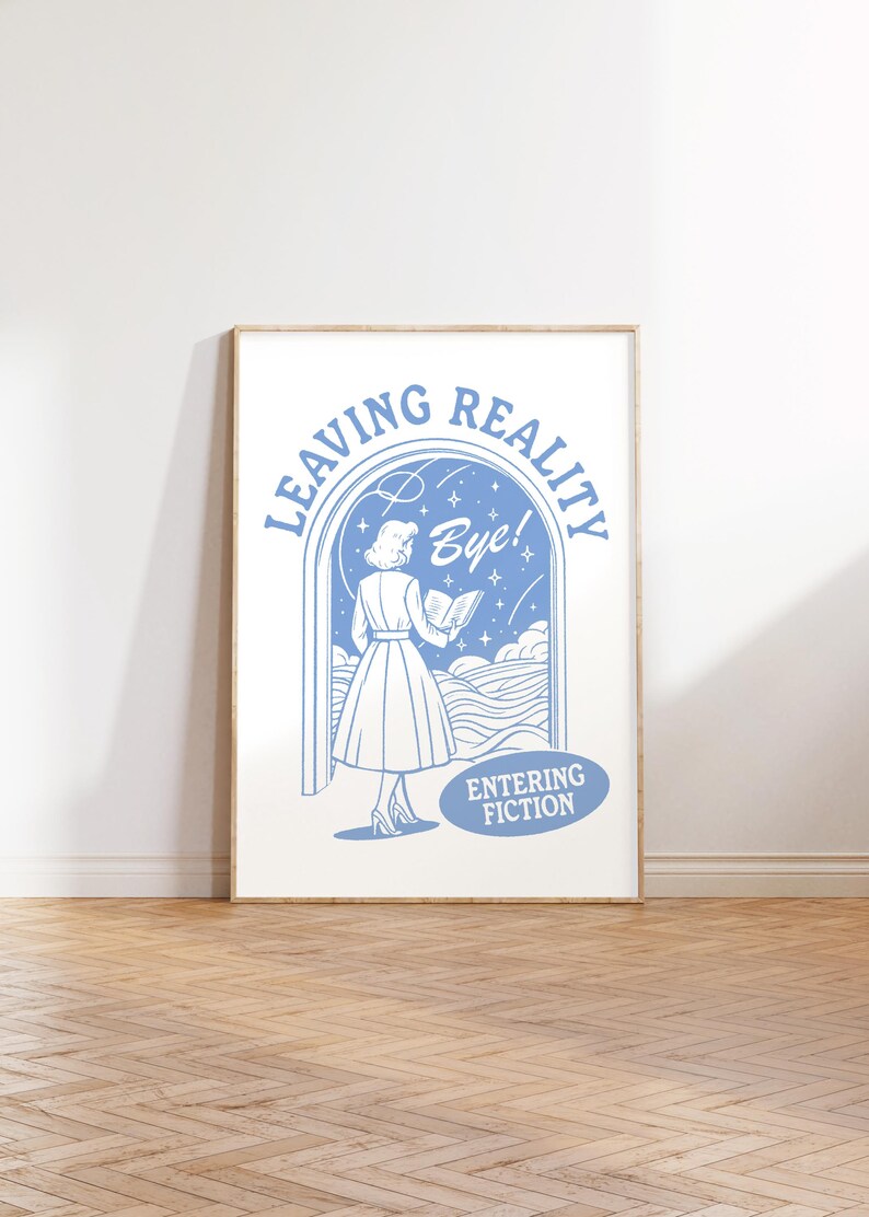 Puede incluir: Una ilustraci&oacute;n azul y blanca de una mujer caminando a trav&eacute;s de un arco con las inscripciones "Leaving Reality" y "Entering Fiction". La mujer sostiene un libro y mira hacia atr&aacute;s las palabras "Bye!" sobre ella.