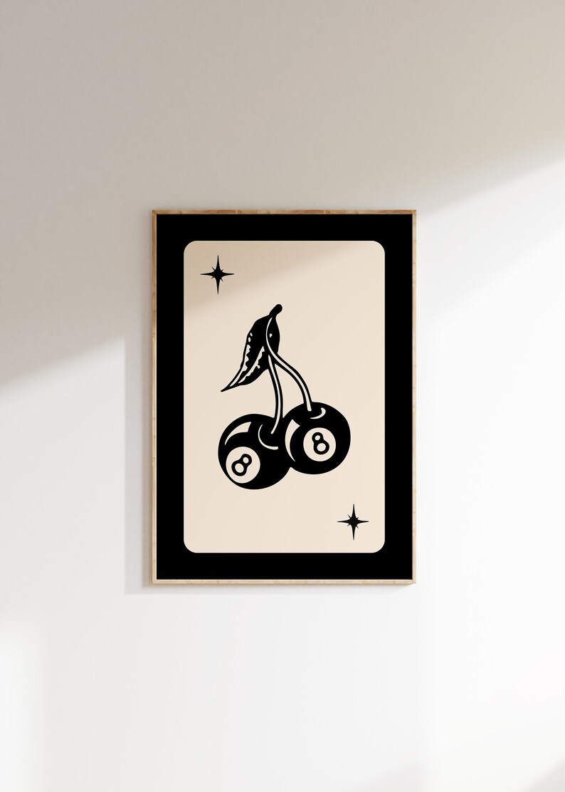 Op de afbeelding: Zwart-witte illustratie van twee kersen met het nummer 8 op elk, met een enkele ster erboven op een beige achtergrond.