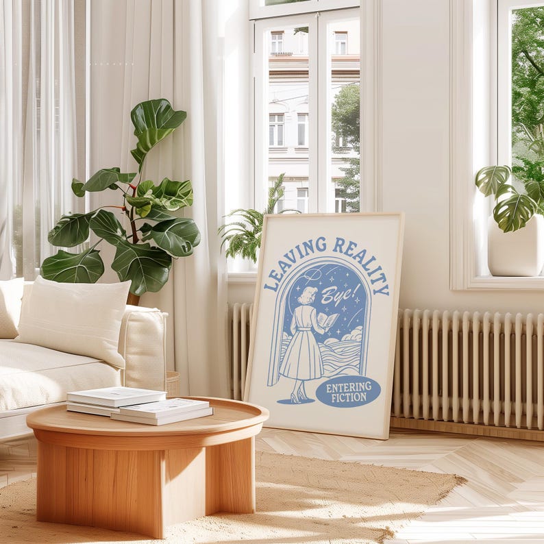 Puede incluir: Una ilustraci&oacute;n azul y blanca de una mujer caminando a trav&eacute;s de una puerta etiquetada como "Leaving Reality" y "Entering Fiction". La mujer sostiene un libro y tiene un globo de pensamiento sobre su cabeza que dice "Bye!"