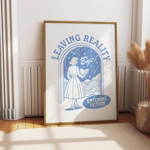 Puede incluir: Una ilustraci&oacute;n azul y blanca de una mujer leyendo un libro frente a una puerta con el texto "Leaving Reality Bye! Entering Fiction".