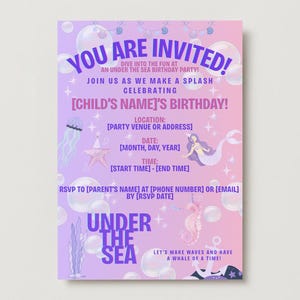 Könnte beinhalten: Eine Party-Einladung mit einem lila-rosa Farbverlauf im Hintergrund. Der Text "YOU ARE INVITED!" steht oben, mit Details für eine "Under the Sea" Geburtstagsfeier. Illustrationen von Quallen, Seesternen, Meerjungfrauen, Seepferdchen und Blasen sind enthalten.