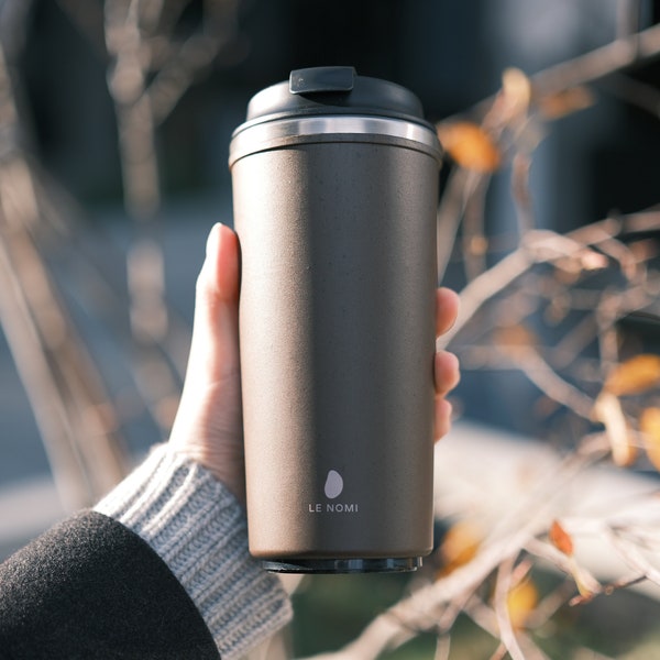 Milieuvriendelijke lekvrije reismok gemaakt van gerecycled koffiedik, herbruikbare koffiekop, duurzaam geïsoleerde roestvrijstalen beker, bruin