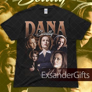 Può includere: T-shirt nero con un collage di immagini di Dana Scully, e il nome "DANA Scully" in un font in stile vintage. La maglietta ha anche il testo "ExsanderGifts" in basso a destra.