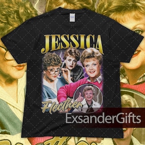 Puede incluir: Camiseta negra con un diseño gráfico de Jessica Fletcher de la serie de televisión "Se ha escrito un crimen". El diseño incluye el nombre "Jessica" en dorado, imágenes del personaje y el nombre "Fletcher" en cursiva. La camiseta también tiene el texto "ExsanderGifts."