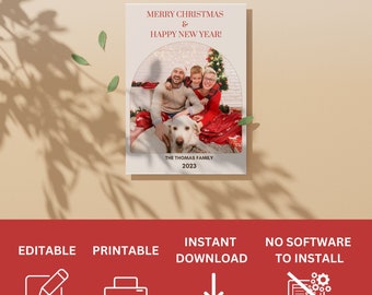 Pode incluir: Modelo de cartão de Natal editável com uma família e um cão em frente a uma árvore de Natal. O texto diz "Feliz Natal e Feliz Ano Novo!" e "A família Thomas 2023".