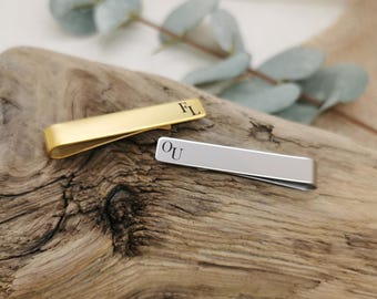Personalisierte Krawattennadel mit Initialen als Herrenschmuck zur Hochzeit mit optionaler Botschaft auf der Rückseite