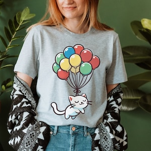 Camiseta de balão de gato, gato fofo flutuando com balões, camiseta de animal caprichoso, camisa de gato brincalhão, presente adorável de gato