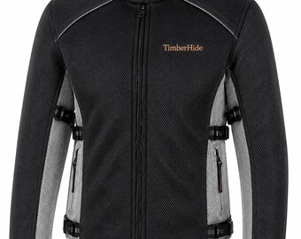 Pode incluir: Um casaco de mota em malha preta e cinzenta com gola mandarim com mola, fecho de correr frontal a todo o comprimento e tiras laterais ajustáveis. O nome da marca TimberHide está impresso a cor de laranja na parte superior esquerda do peito.
