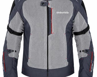 Pode incluir: Um casaco de mota cinzento e antracite com painéis de rede, gola subida com fecho de mola, fecho de correr central e forro vermelho. O peito apresenta o texto branco timberhide, com correias pretas ajustáveis nos braços.