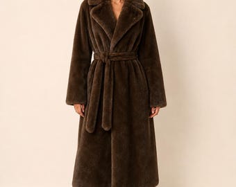 Luxe bruine jas van imitatiebont, lange pluche winterjas, elegante trenchcoat met ceintuur