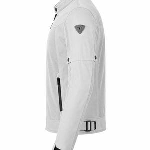 Pode incluir: Um blus&atilde;o de motociclista cinzento-claro com gola mandarim e bot&atilde;o de press&atilde;o, design em rede, emblema triangular cinzento-escuro na manga, bolsos pretos com fecho de correr e correias pretas ajust&aacute;veis com fivela na cintura e nos punhos.