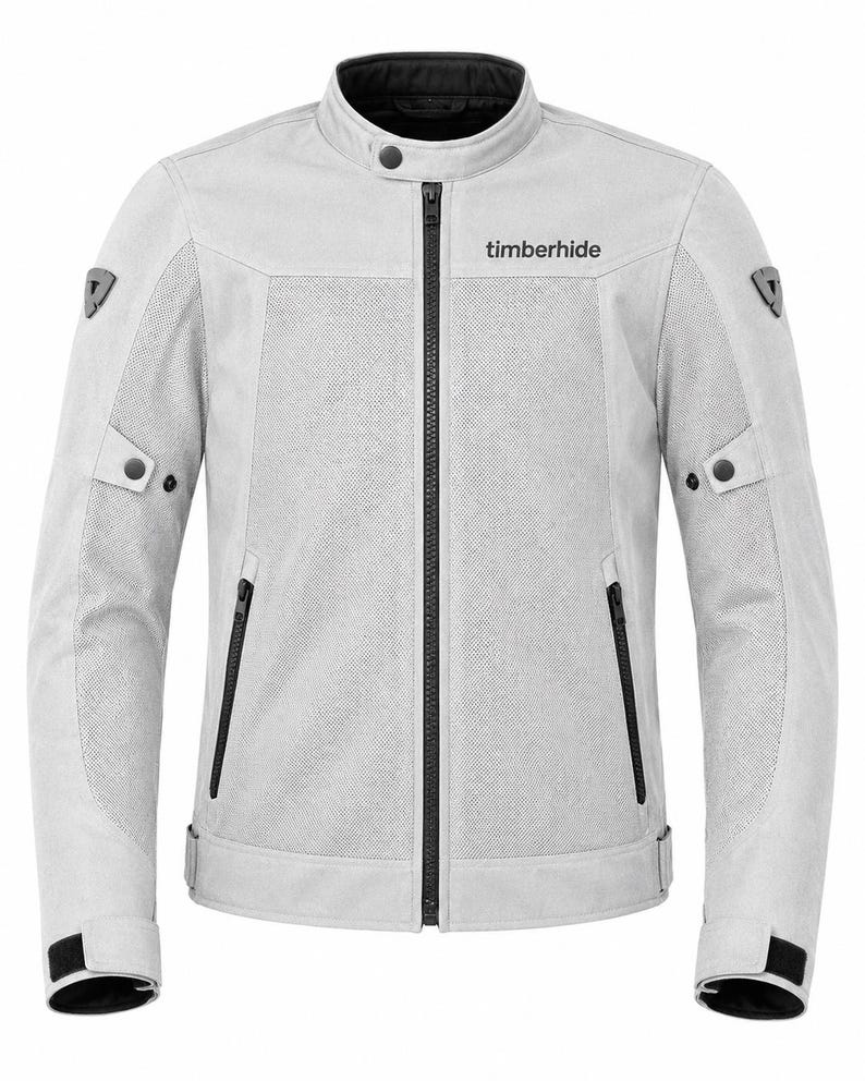 Pode incluir: Um casaco de motociclista cinzento-claro com fecho central preto, gola subida com mola de press&atilde;o e pain&eacute;is de rede no peito e nas mangas. A palavra timberhide est&aacute; impressa a preto na parte superior esquerda do peito.