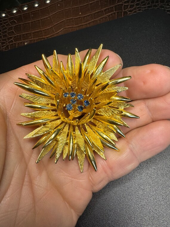 Gold tone flower brooch