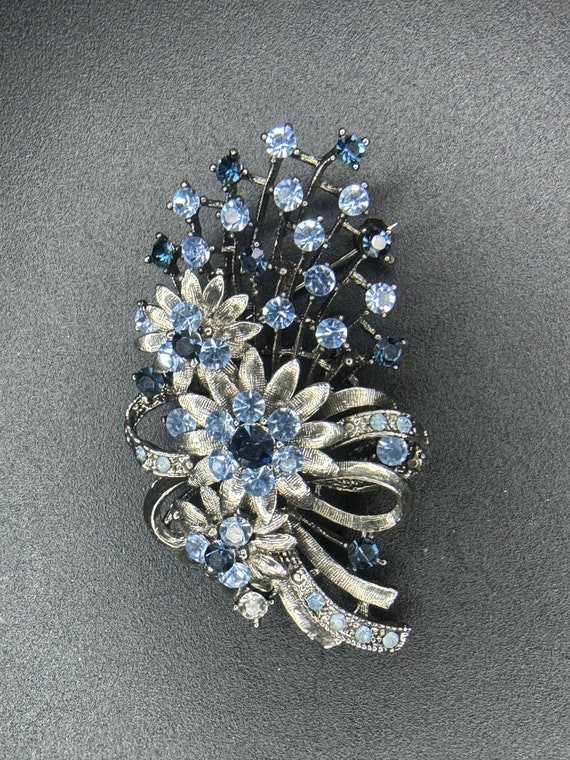 Beautiful Vintage Bouquet Brooch - image 1