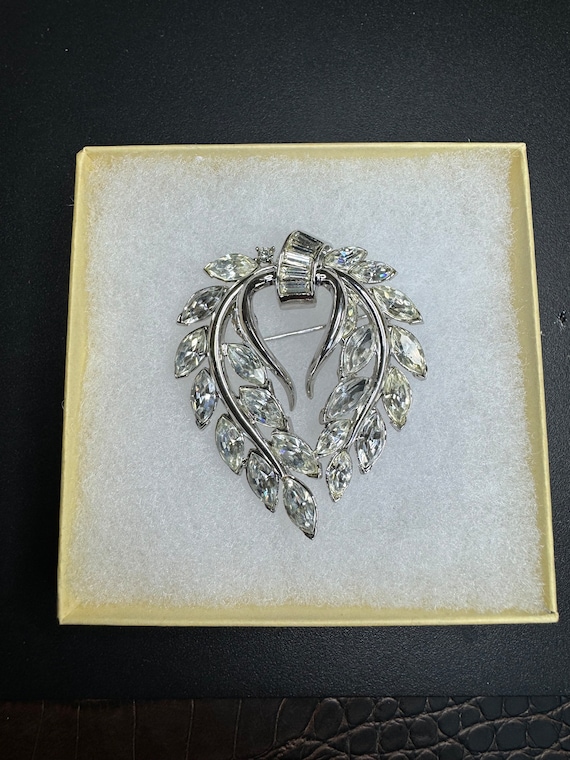 Stunning Vintage Trifari brooch - image 3