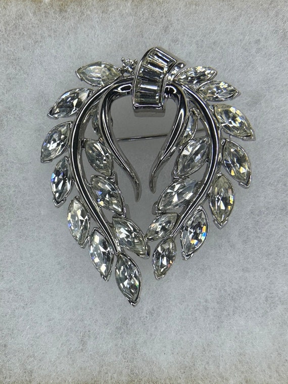 Stunning Vintage Trifari brooch