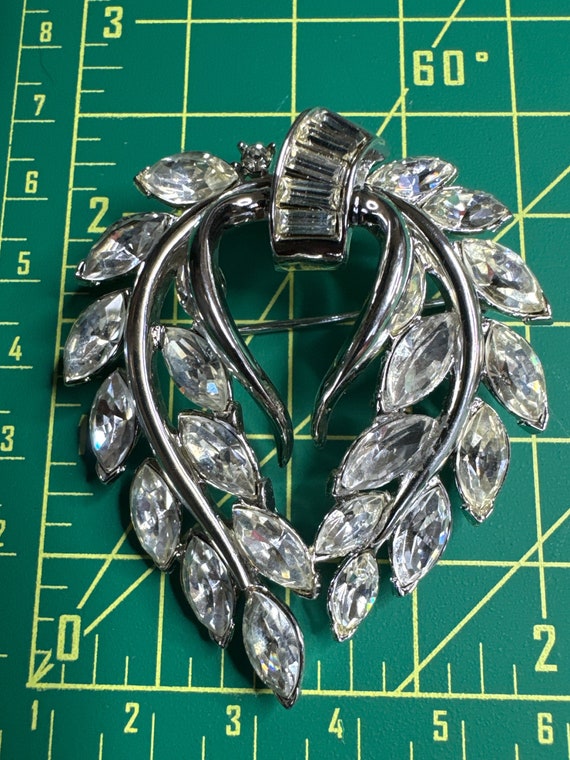 Stunning Vintage Trifari brooch - image 8