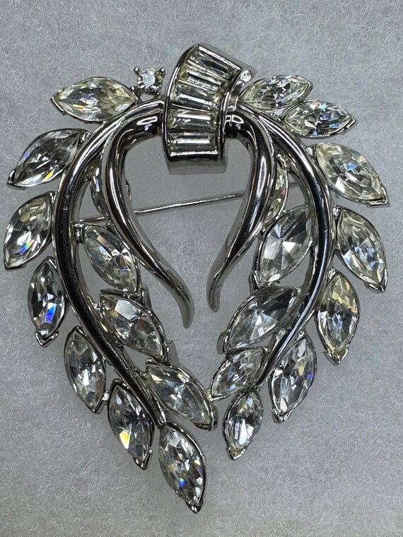 Stunning Vintage Trifari brooch - image 5