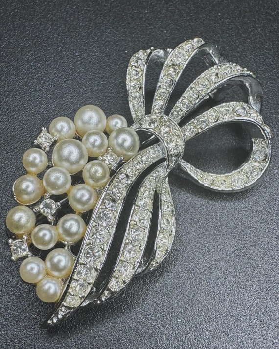 Lisner Pearl and Rhinestone pin