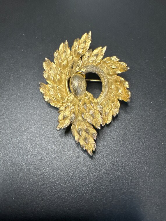 Brooches for women-Lisner Gold tone brooch