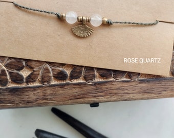 Minimalistische draadarmband | Maansteen - Rozenkwarts - Tijgeroog - Vulkanische lava | Brons en stenen kralen | Eenvoudige armband met steen