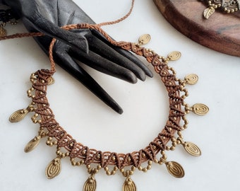 Tour de cou en macramé Boho | Tour de cou avec perles en bronze | Colliers couleur terre pour femmes | Bijoux en micromacramé | Cadeau femme bohème