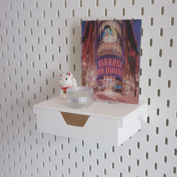 Scaffale Ikea Skadis con cassetto per organizzare