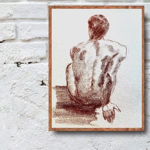 Könnte beinhalten: Ein gerahmter Wandkunstdruck mit einer dunkelrotbraunen Kohle- oder Rötelzeichnung einer sitzenden Figur von hinten gesehen. Die Zeichnung zeigt den Rücken, die Schultern und eine Hand der Figur vor einem hellen, einfarbigen Hintergrund.